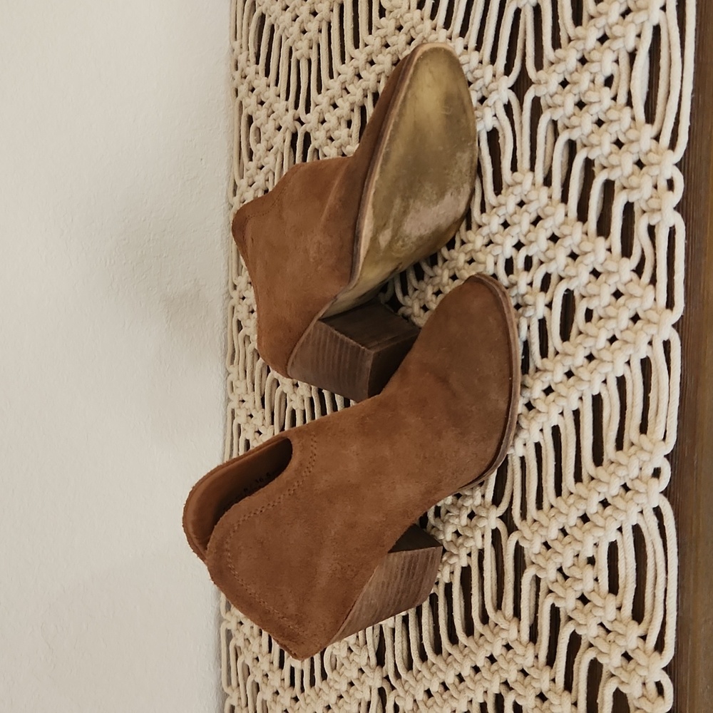 Chinese Laundry size 6 color mink